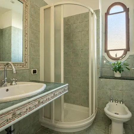 Cesare Vatican Museums Apartment Rom